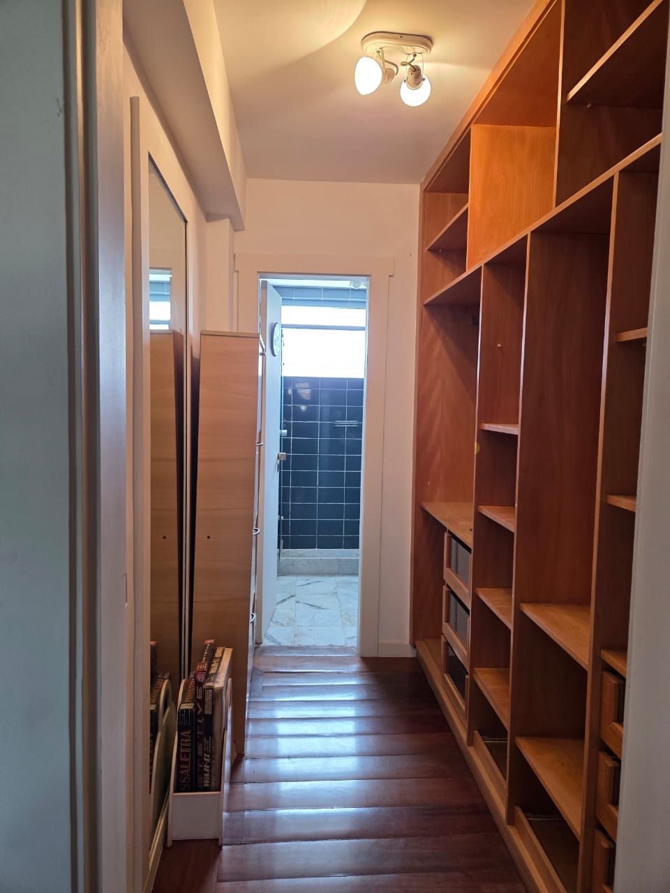 closet e Linda Casa de 478m² no Anil, 