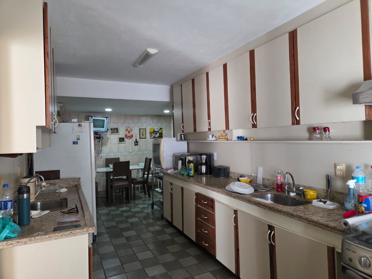 cozinha com armarios e piscina Linda Casa de 478m² no Anil, 