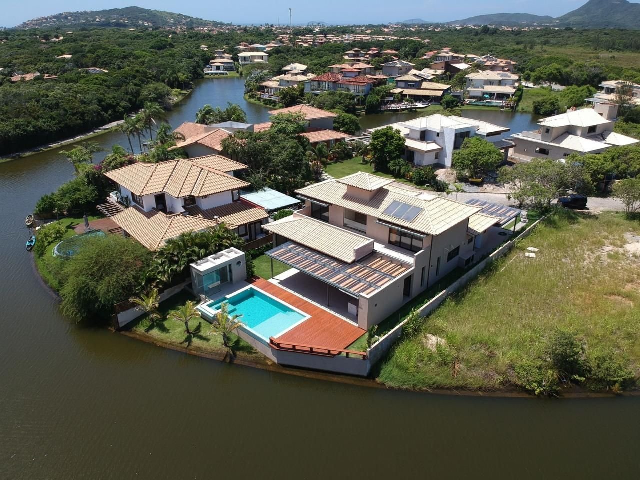 casa as margens da lagoa Mansão de Luxo no Condomínio Jardim do Lago: 5 Suítes